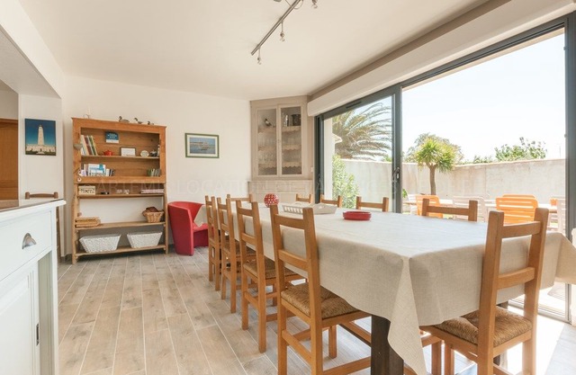 Lovely house with 4 bedrooms, garden and terrace in the village of Saint-Clement-des-Baleines.