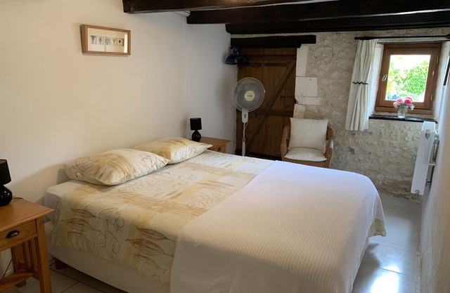 Lovely 3* cottage for 6 with large shared pool and fantastic views