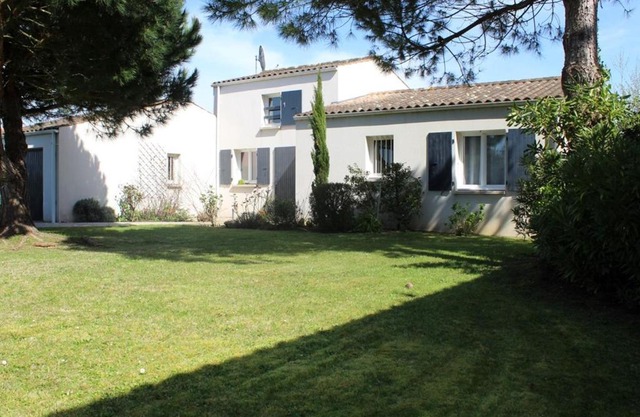 Maison de standing 6 couchages, jardin clos, garage, proche marché et pistes cyclables – ménage inclus - FR-1-246A-410