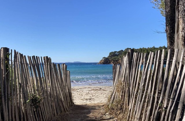 Mazet climatisé for 6 people with private pool and tennis courts in La Londe les Maures
