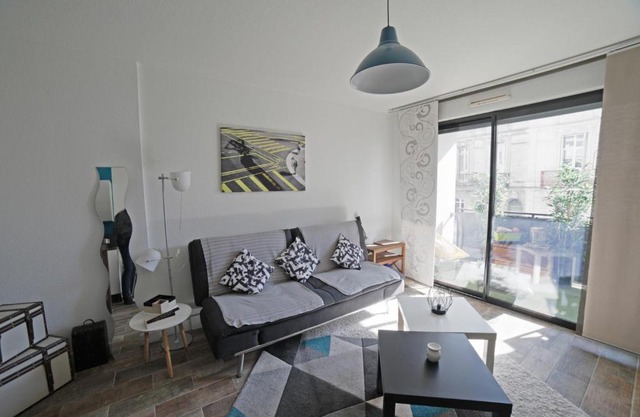 Modern flat close to the Cité du Vin