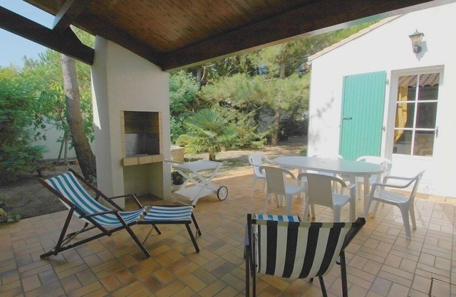Pleasant villa near beach with garden and parking