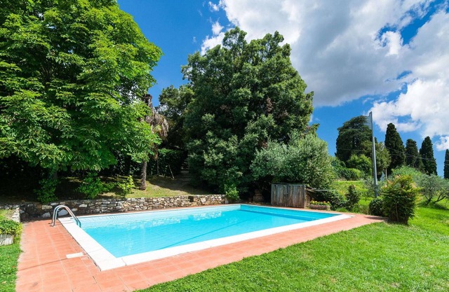 Pretty Farmhouse in Bacchereto with Swimming Pool