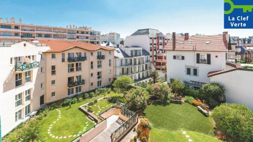 Residence Sea Golf Eugenie People Side 