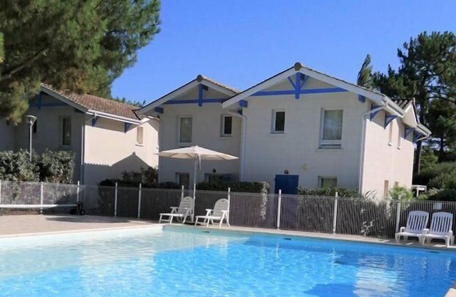 Ref 584 - Pretty duplex house in residence with swimming pool