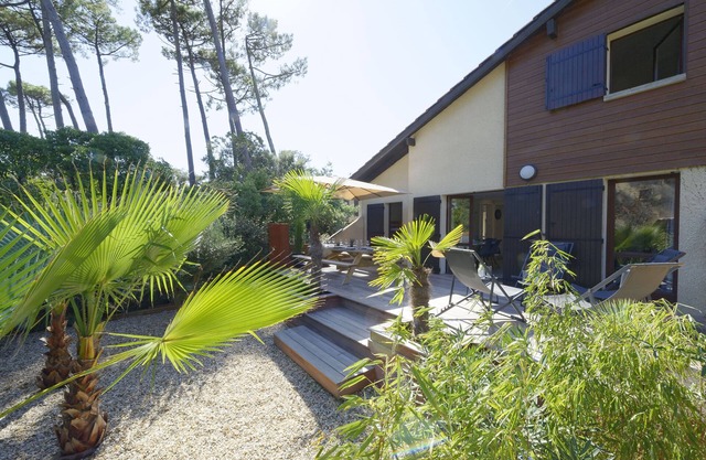 Renovated semi-detached villa - sleeps 8 - Beach walk