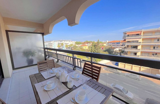 Seafront Studio Cabin, Sleeps 4, Terrace, 3rd Flr, 200m to Port Fréjus, Cleaning Included