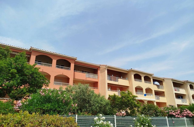 Spacious 2-Bed Cabin Apartment Near Beach & Shops, Large Loggia, Garage Included