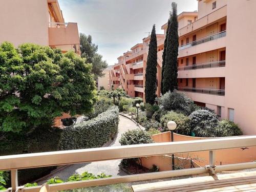 T2 avec Grande Loggia, Parking, Proche Plage et Commerces à La Favière - FR-1-610-68
