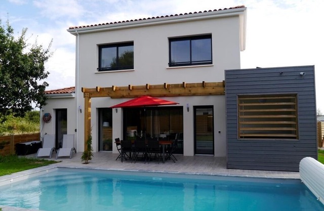 Villa with pool and Jacuzzi on a residence with tennis