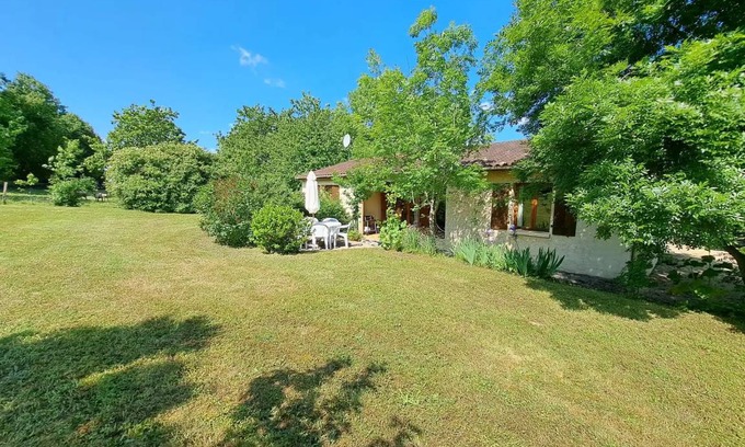 Saint-Pierre-de-Juillers House | 100 m² House ∙ 3 bedrooms ∙ 6 guests
