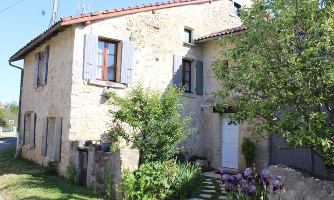 Saint-Front-la-Riviere House | 100 m² Gîte ∙ 2 bedrooms ∙ 6 guests