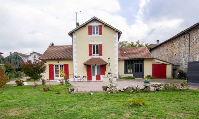 Saint-Front-la-Riviere House | 100 m² Gîte ∙ 3 bedrooms ∙ 6 guests
