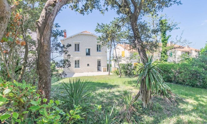 Saint-Palais-sur-Mer Villa | 100 m² Villa ∙ 1 bedroom ∙ 7 guests