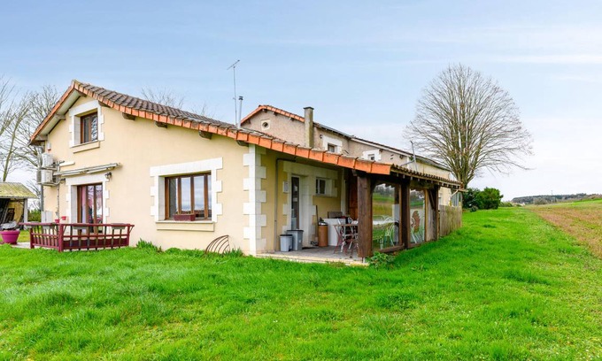 Scorbe-Clairvaux House | 100 m² House ∙ 2 bedrooms ∙ 9 guests