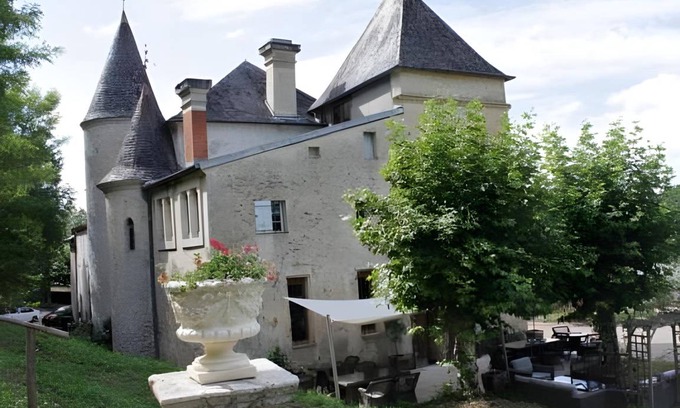 Saint-Jean-de-Blaignac Bed & Breakfast | 110 m² Bed and breakfast ∙ 2 bedrooms ∙ 7 guests