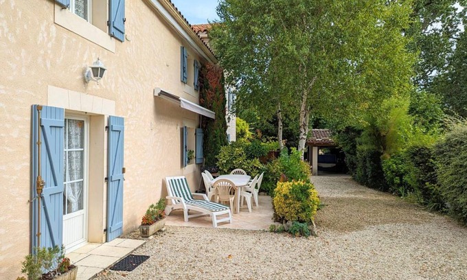 Saint-Genis-d'Hiersac Cottage | 118 m² Cabin ∙ 3 bedrooms ∙ 5 guests