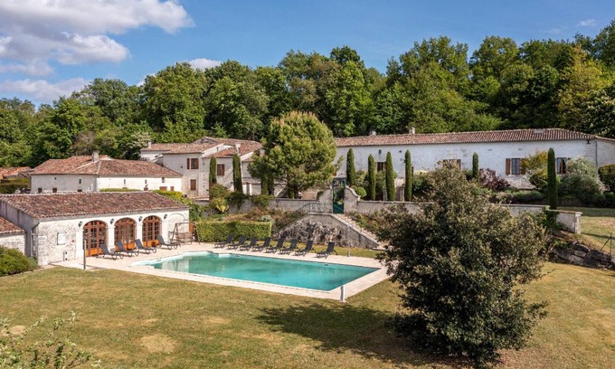 Saint-Preuil Bed & Breakfast | 130 m² Bed and breakfast ∙ 3 bedrooms ∙ 127 guests