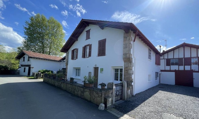 Saint-Pee-sur-Nivelle House | 150 m² Gîte ∙ 5 bedrooms ∙ 10 guests