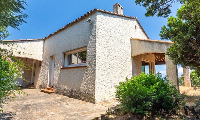 Bormes-Les-Mimosas House | 150 m² House ∙ 4 bedrooms ∙ 8 guests