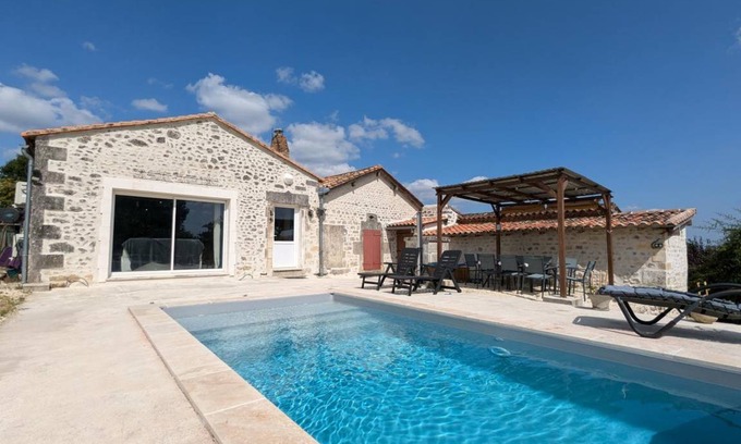 Magnac-Lavalette-Villars Cottage | 160 m² Cabin ∙ 4 bedrooms ∙ 11 guests