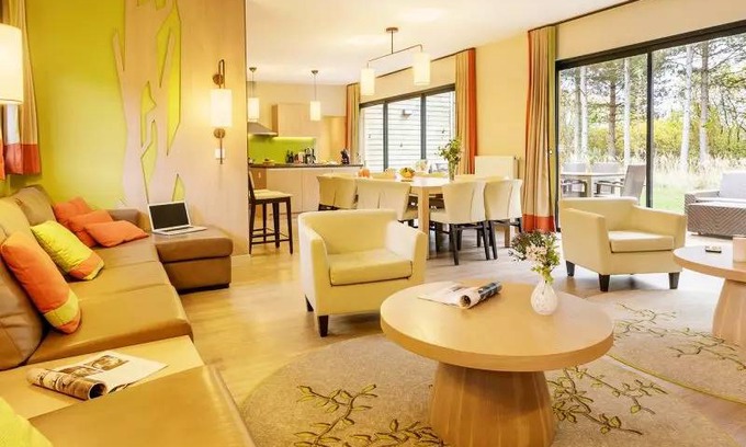 Curcay-sur-Dive House | 173 m² Mobile home ∙ 6 bedrooms ∙ 12 guests