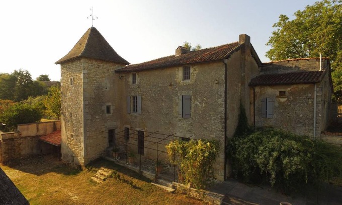 Beaulieu-sur-Sonnette Cottage | 180 m² Cabin ∙ 2 bedrooms ∙ 4 guests