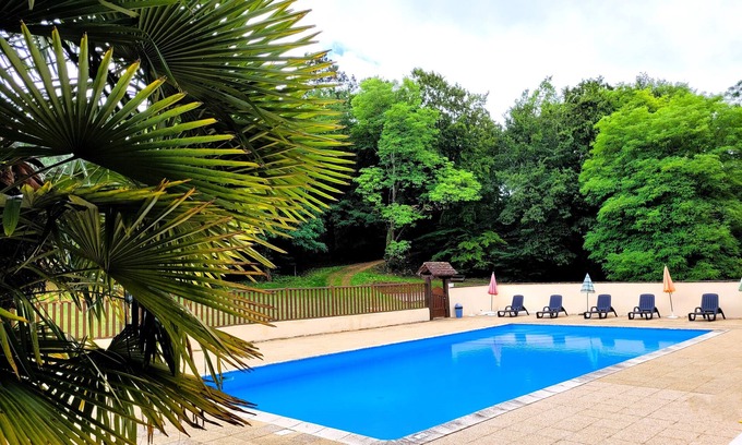 Sarlat-la-Caneda Cottage | 2-bedroom gîte for 5 to 7 people in Sarlat. Heated swimming pool. Free WIFI.