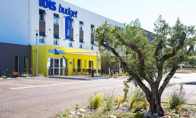 Saint-Martin-de-Crau Hotel | 20 m² Hotel ∙ 127 guests