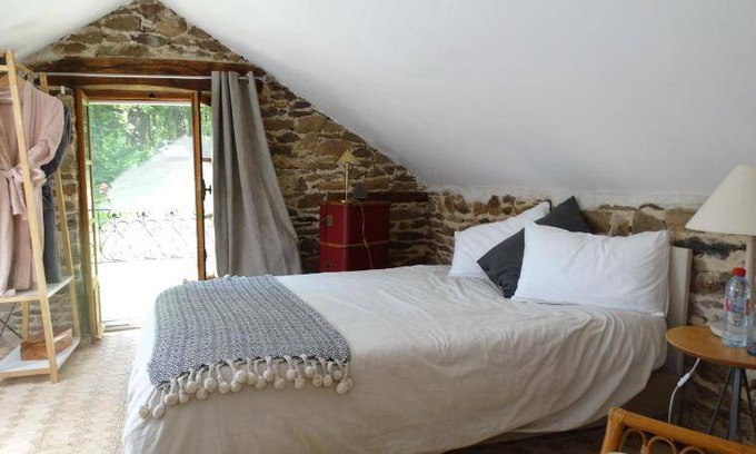 Saint-Sornin-Lavolps Bed & Breakfast | 20 m² Bed and breakfast ∙ 3 guests