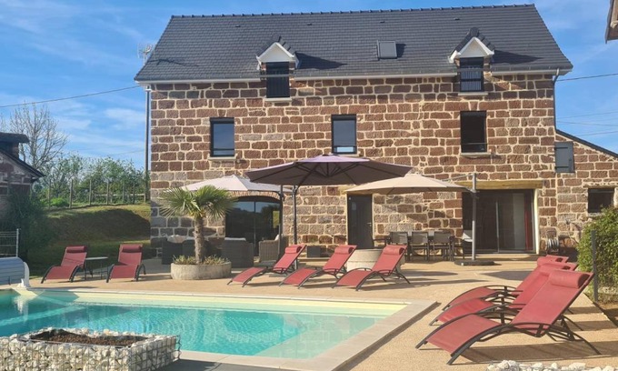 Saint-Cyr-la-Roche House | 200 m² Gîte ∙ 4 bedrooms ∙ 8 guests