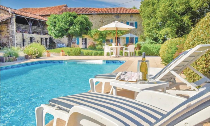 Suaux House | 200 m² House ∙ 6 bedrooms ∙ 12 guests