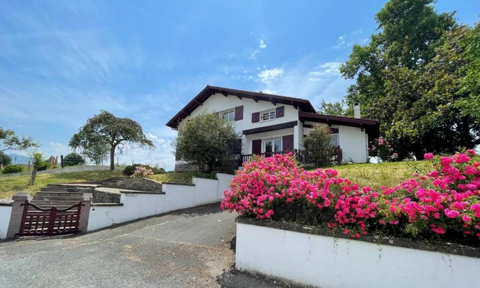 Saint-Jean-le-Vieux House | 218 m² Gîte ∙ 6 bedrooms ∙ 11 guests