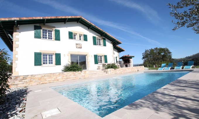 Ahaxe-Alciette-Bascassan House | 220 m² Gîte ∙ 5 bedrooms ∙ 11 guests
