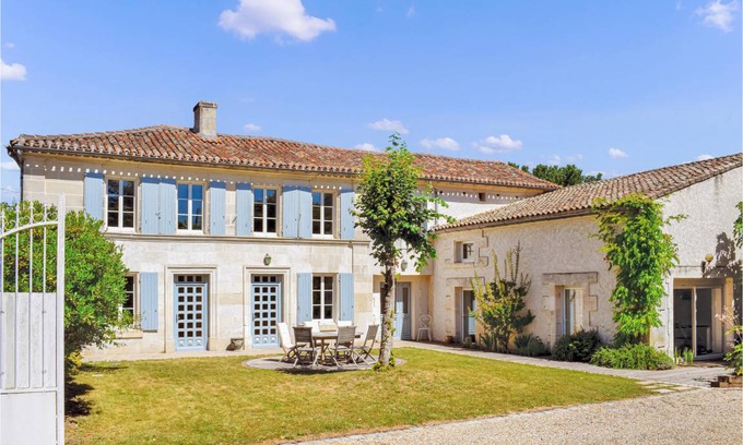 Champmillon House | 230 m² House ∙ 4 bedrooms ∙ 8 guests