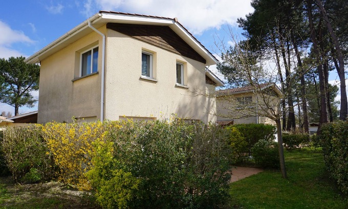 Hourtin Port House | 3-Bedroom Holiday Home, on the Edge of Lake Hourtin, With Swimming Pool