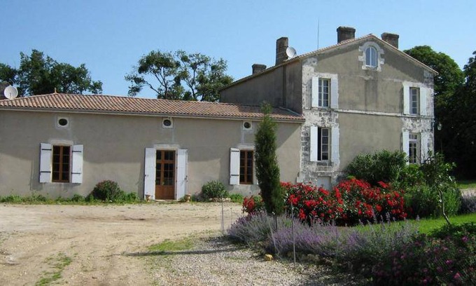 Montlieu la Garde Bed & Breakfast | 32 m² Bed and breakfast ∙ 10 guests