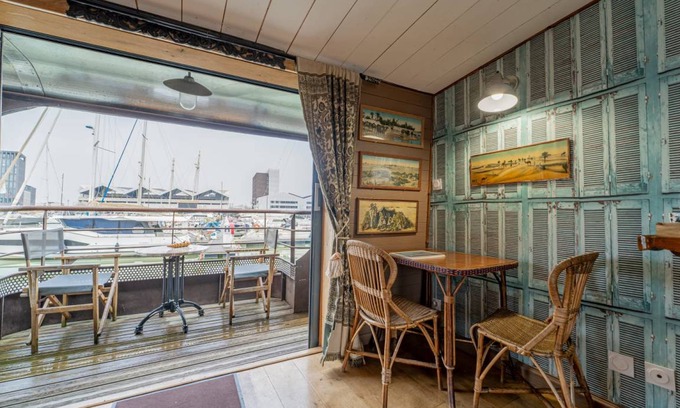 Bassins a Flot Boat Rental | 35 m² Houseboat ∙ 1 bedroom ∙ 2 guests