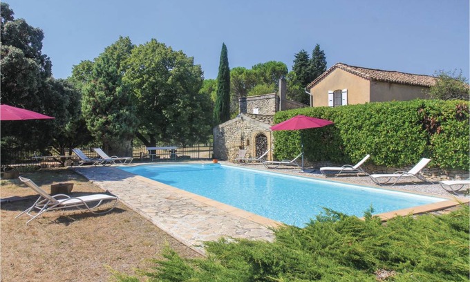 Mondragon House | 350 m² House ∙ 6 bedrooms ∙ 10 guests
