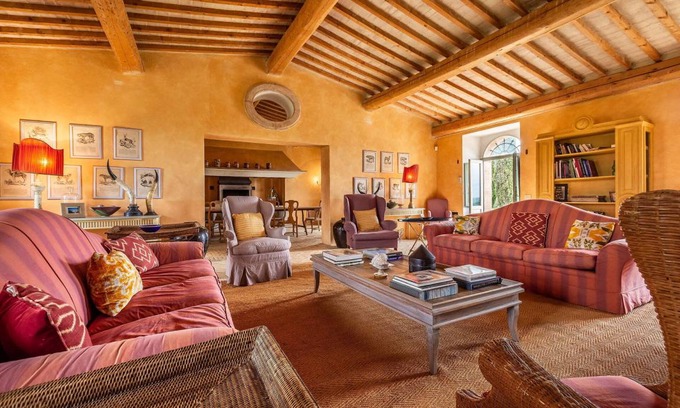 Camigliano Villa | 450 m² Villa ∙ 9 bedrooms ∙ 18 guests