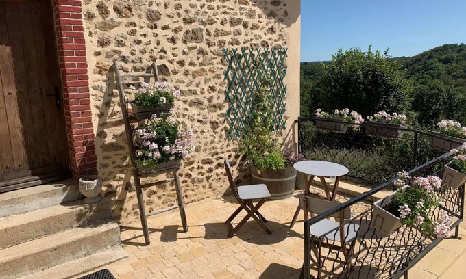 Rochechouart Apartment | 50 m² Apartment ∙ 1 bedroom ∙ 2 guests