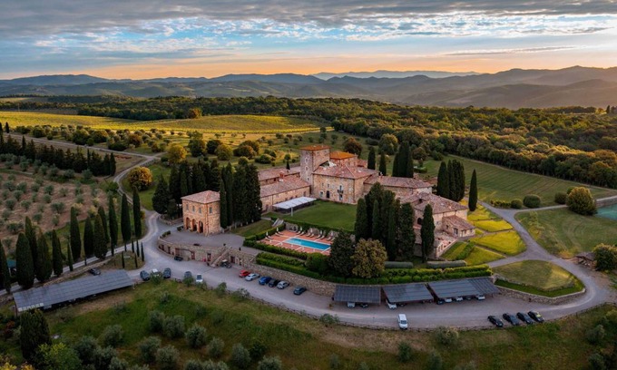 Castelnuovo Berardenga Villa | 5400 m² Villa ∙ 52 bedrooms ∙ 100 guests
