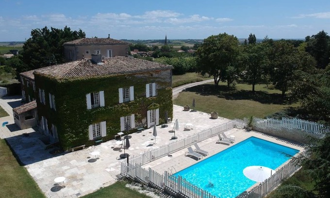 Mortagne-sur-Gironde Bed & Breakfast | 70 m² Bed and breakfast ∙ 4 guests