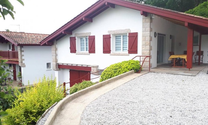 Saint-Pee-sur-Nivelle House | 72 m² Gîte ∙ 2 bedrooms ∙ 4 guests