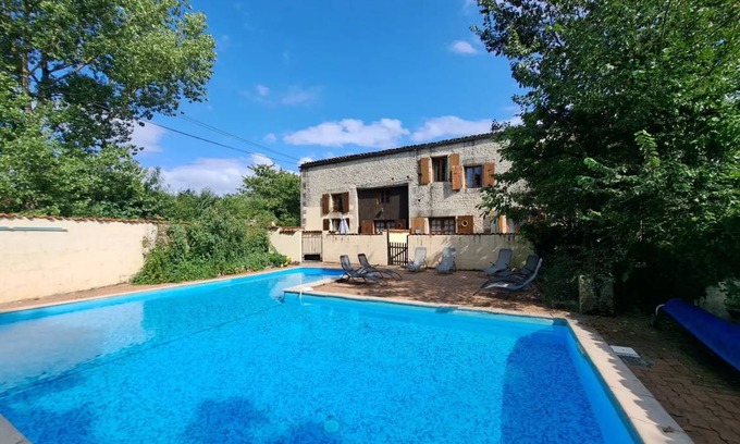 Saint-Pierre-de-Juillers House | 98 m² House ∙ 3 bedrooms ∙ 6 guests