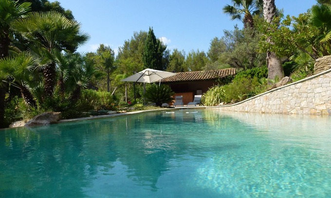 Carqueiranne Villa | air-conditioned villa, heated swimming pool nestled in an exceptional park.