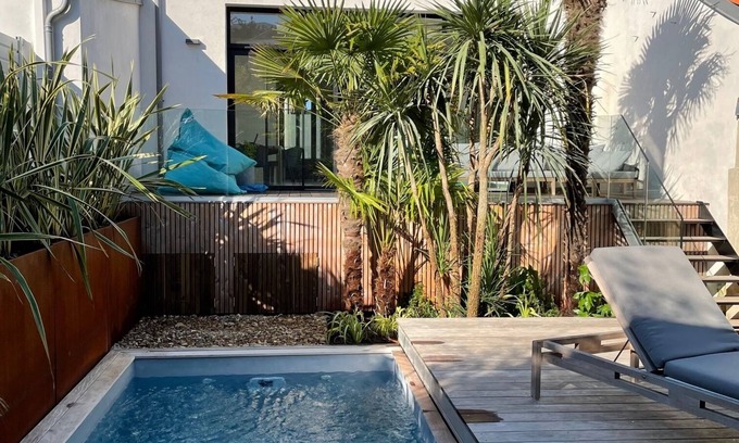 La Rochelle House | Air-conditioned villa with pool 5 minutes' walk from the old port and beach