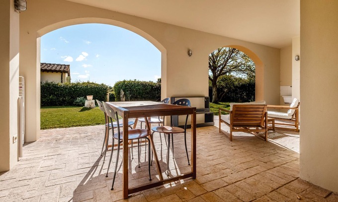 Capalbio Apartment | Apartment 'Moraiolo' with Shared Pool, Wi-Fi and Air Conditioning