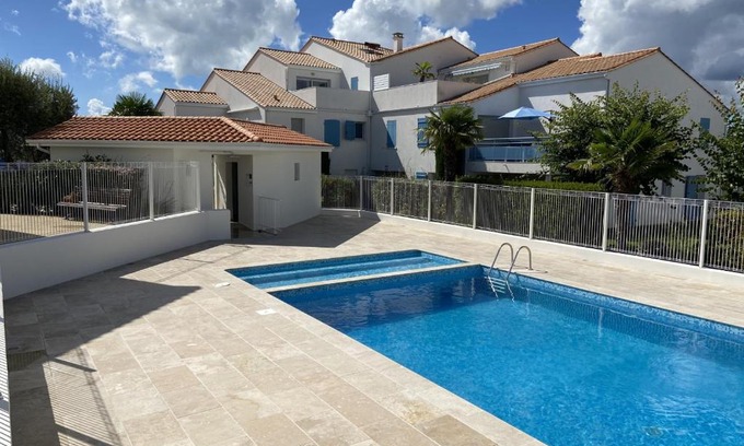 Vaux-sur-Mer Apartment | Appartement 2* avec piscine, balcon et parking, à 1,5 km de la plage de Nauzan, proche centre-ville - FR-1-539-10