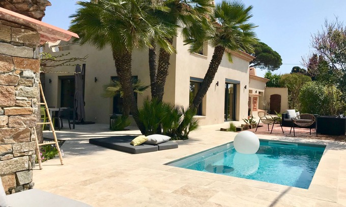 Toulon - Hyeres House | BEACH on foot! at 50 meters. Very beautiful villa. Pool & palm trees. Almanarre